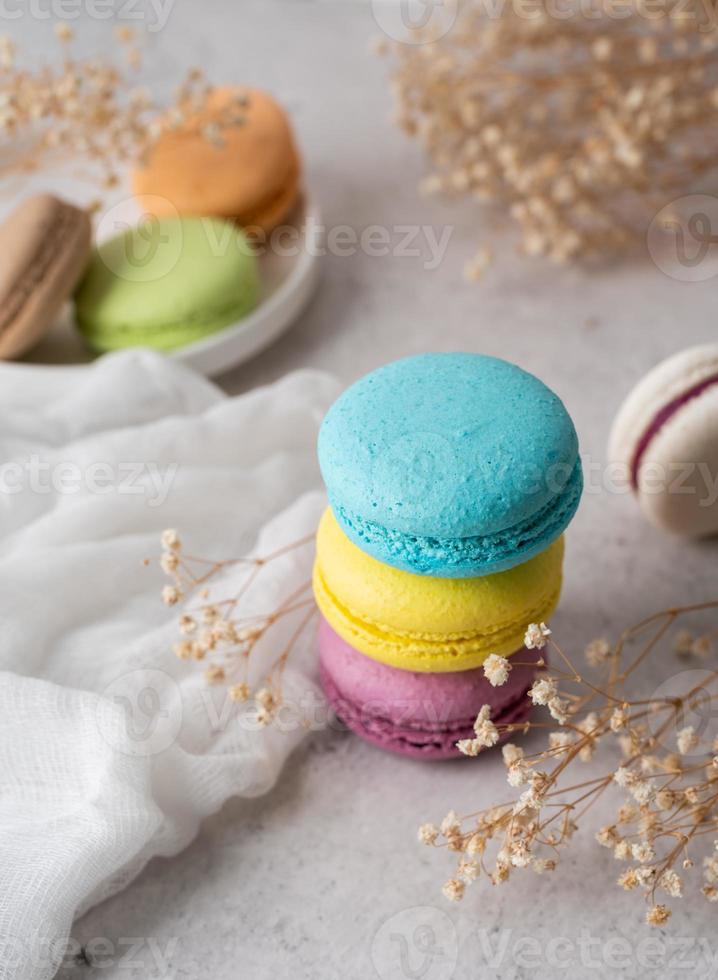 bunt med macarons, macaroons fransk kaka foto