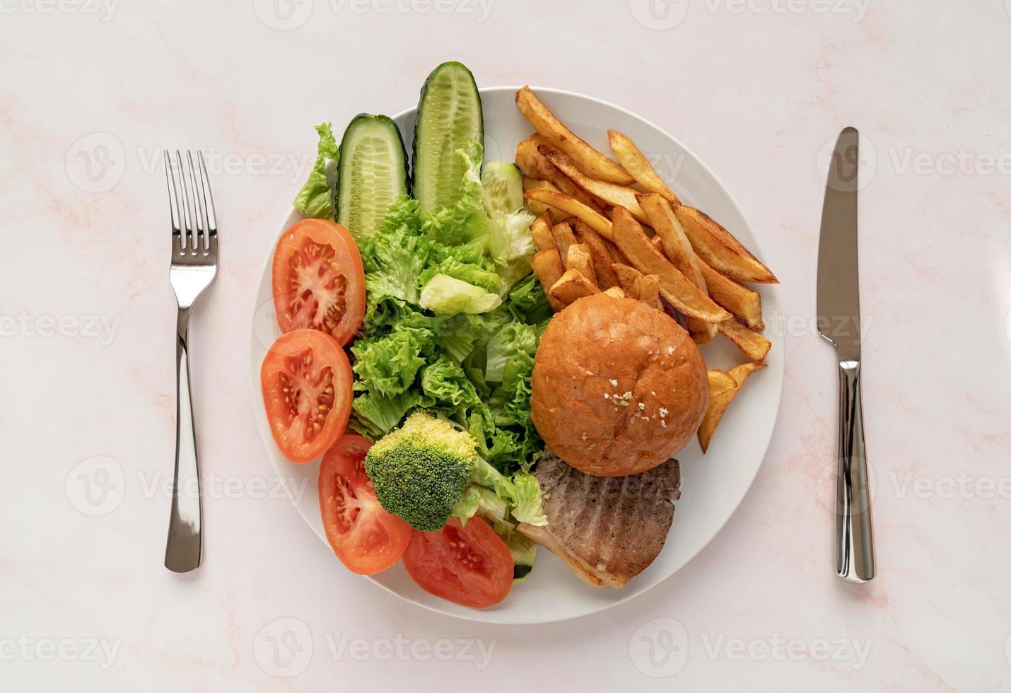 vegetabes och snabbmat på en tallrik ovanifrån platt låg foto