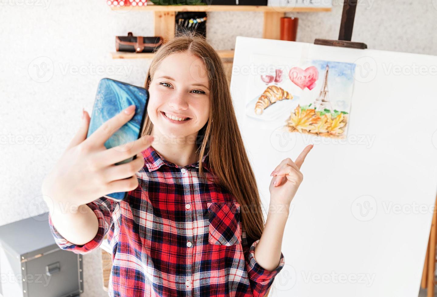 ung kvinnakonstnär som tar en selfie med sin bild foto