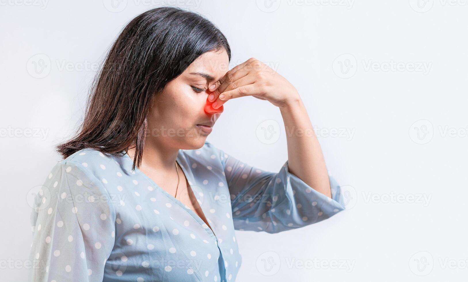 ung kvinna med smärta rörande näsa. person med nasal bro smärta, flicka med nasal bro huvudvärk. sinus smärta begrepp foto