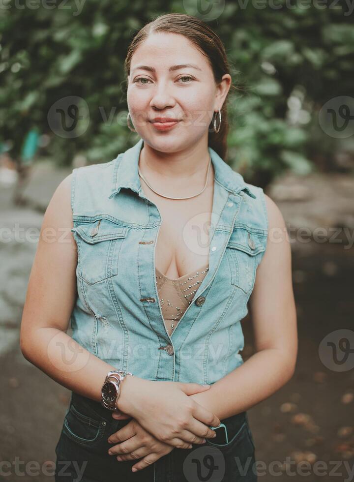 porträtt av attraktiv latin flicka leende utomhus. porträtt av latin amerikan flicka ansikte ser och leende på de kamera. porträtt av ung nikaraguanska kvinna leende på kamera foto