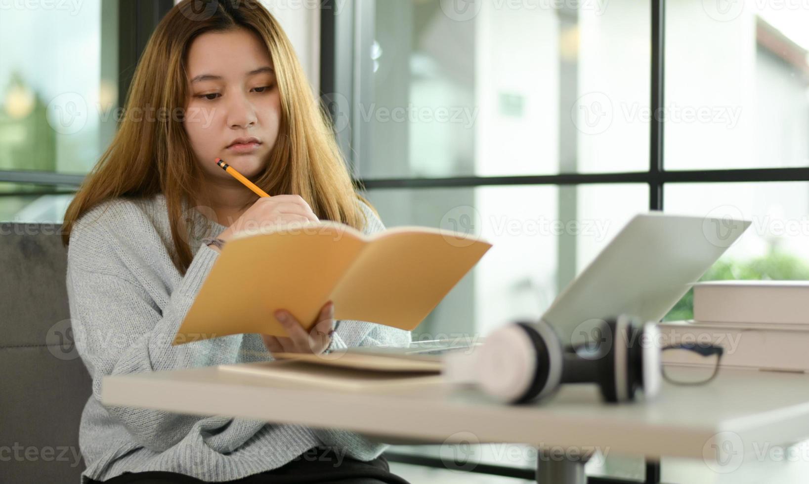 en tonårsstudent som läser en lapp ser uttråkad ut. foto