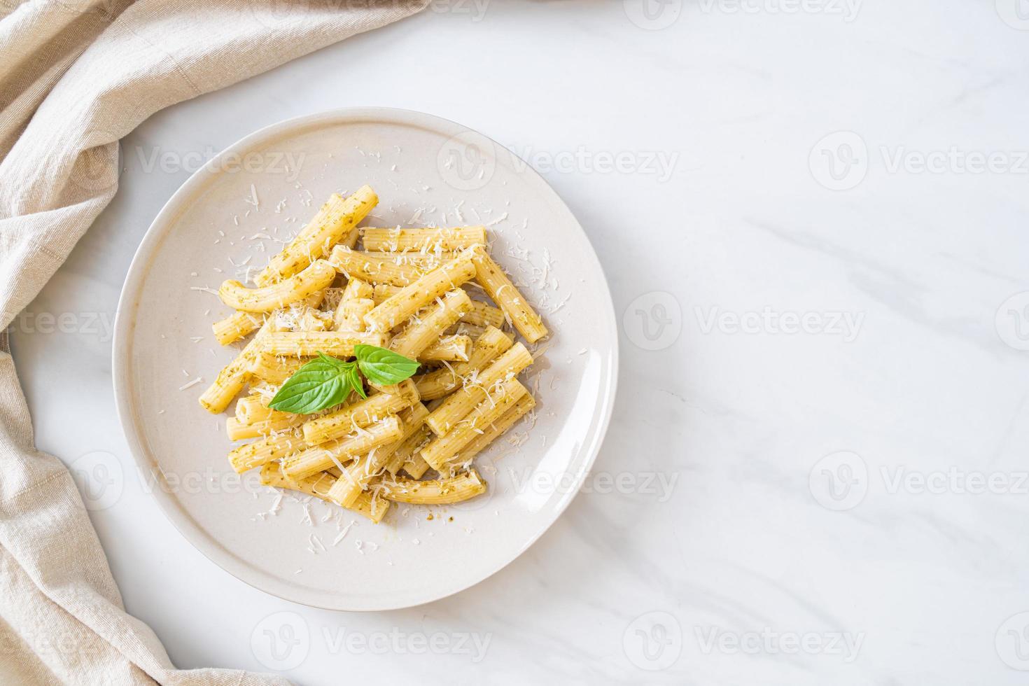 pesto rigatoni pasta med parmesanost foto
