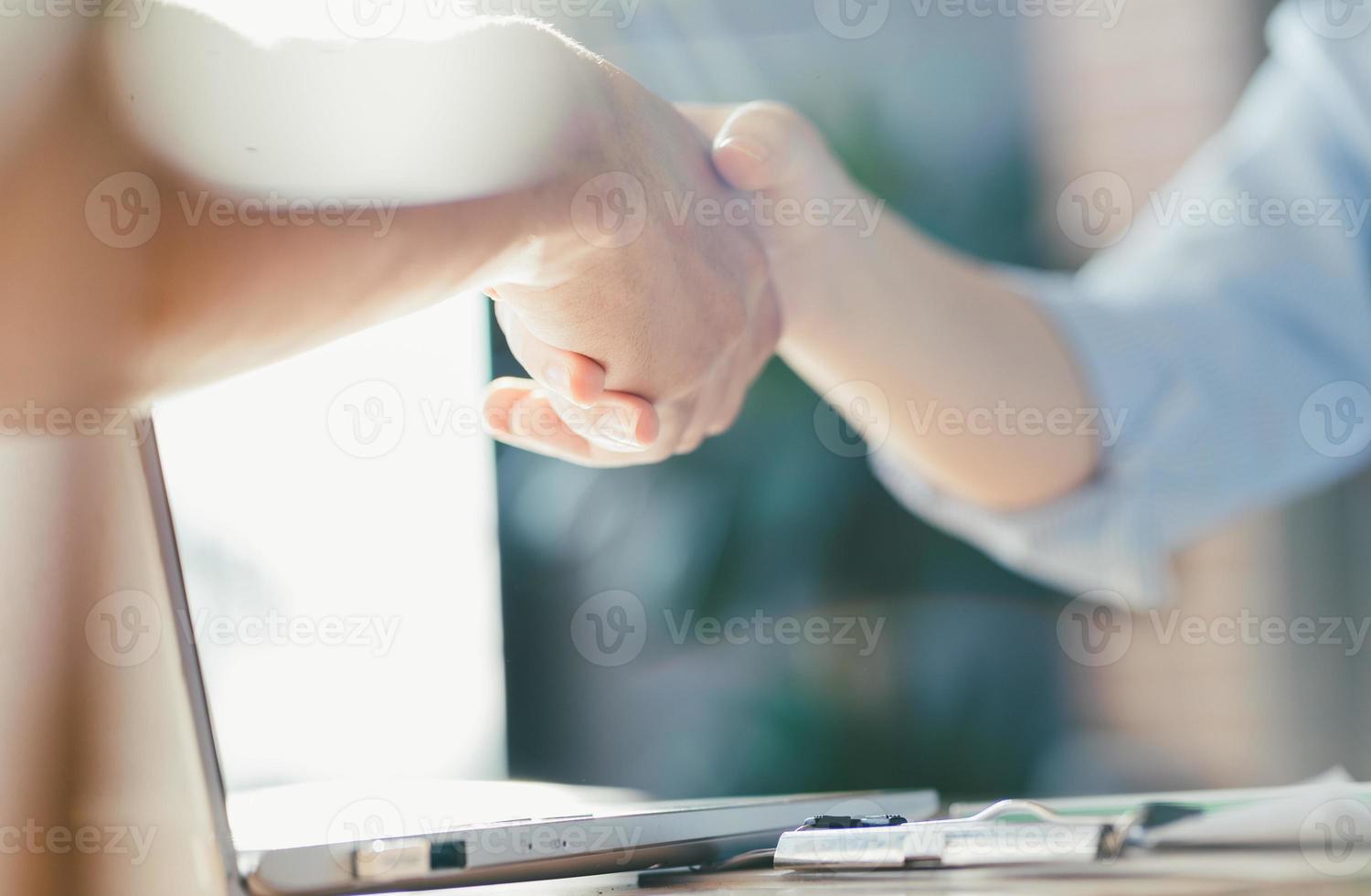 affärsförhandlingar, bilder på affärskvinnor som skakar hand, foto