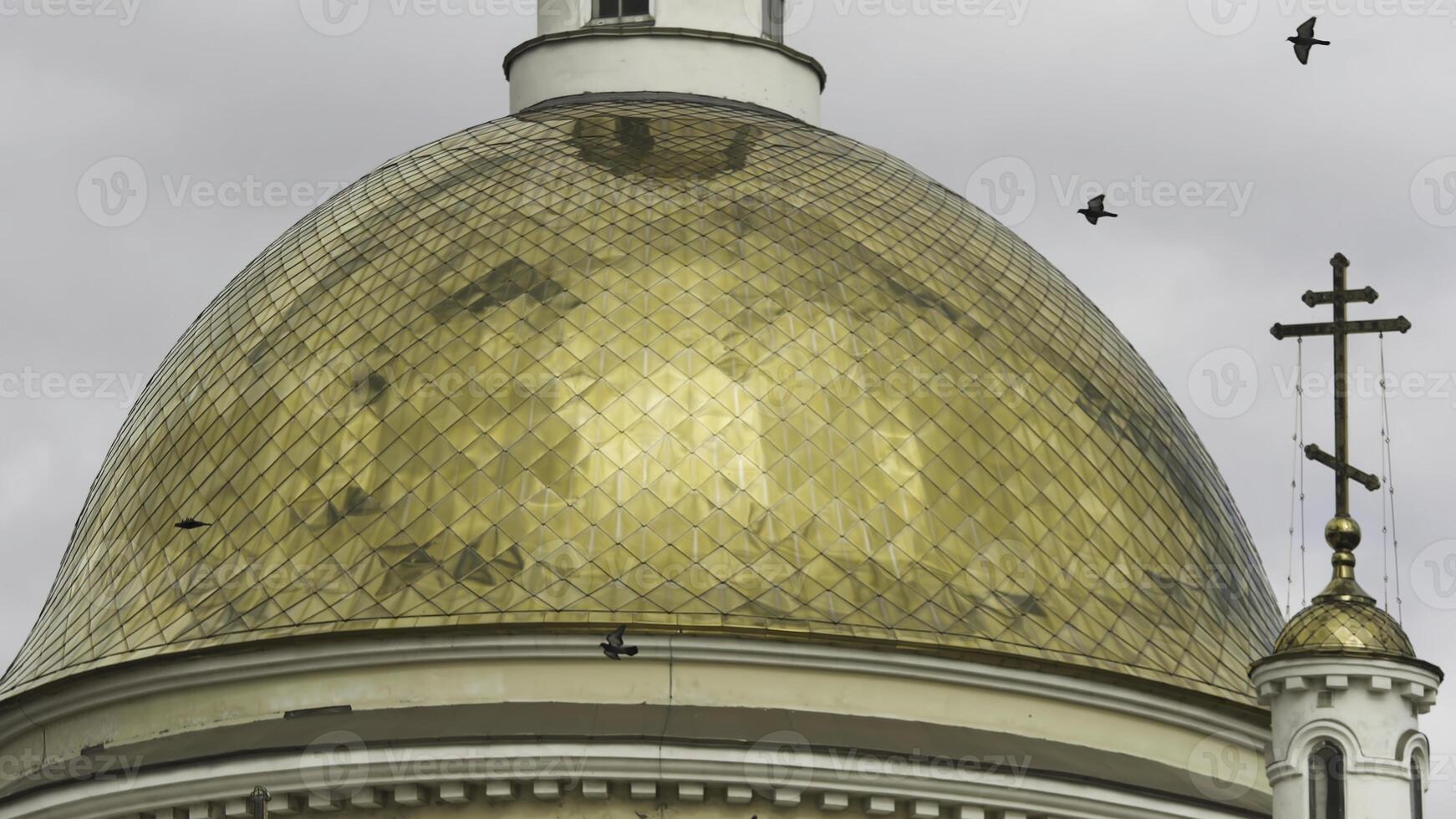 fåglar flygande nära skön kyrka, religion begrepp. stock antal fot. ortodox gyllene går över och kupoler på av de kyrka mot de bakgrund av moln. foto