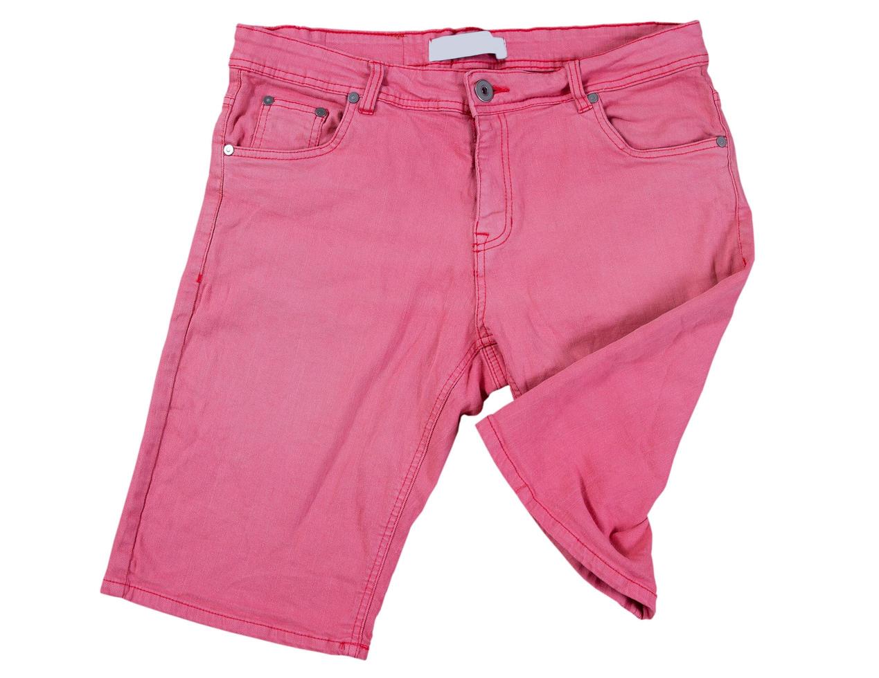 rosa shorts på vit bakgrund, vikta rosa jeansshorts isolerade över vita foto
