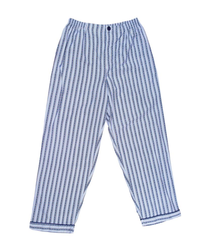 randiga pyjamasbyxor i blå färg från isolerade på vitt, ovanifrån. sömnbyxor på nära håll foto