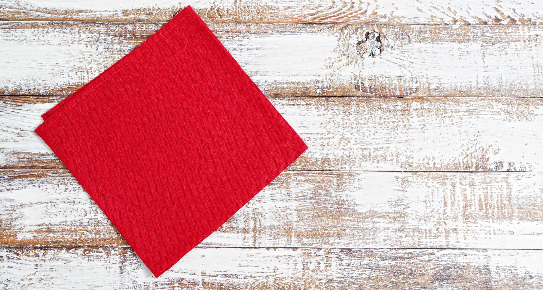 röd servett på träbord - ovanifrån, kopiera utrymme foto