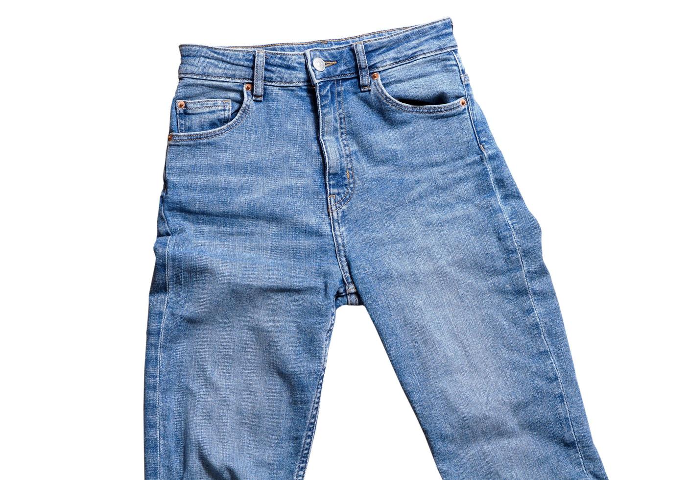 jeans isolerade på vitt, jeansbyxor isolerade, vikta blå jeans isolerade på vitt, sommarkläder, tygelement håna foto