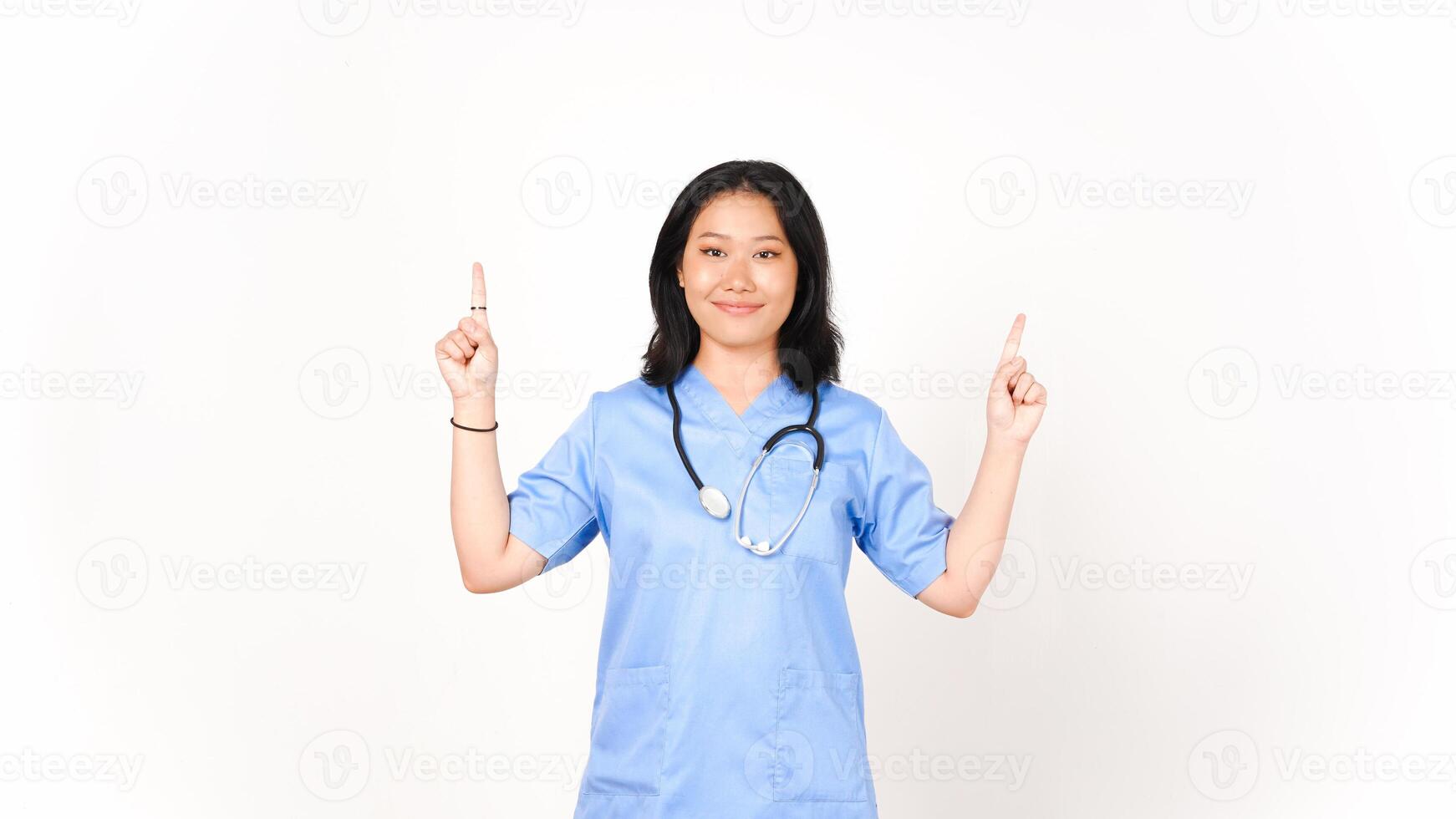 ung asiatisk kvinna läkare pekande upside kopia Plats isolerat på vit bakgrund foto
