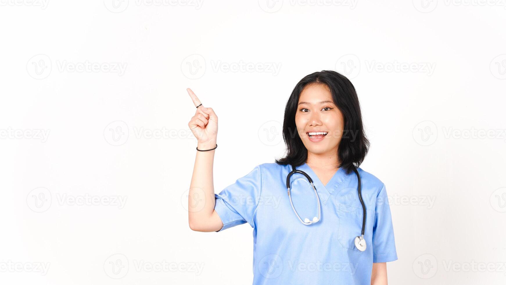 ung asiatisk kvinna läkare pekande sida kopia Plats isolerat på vit bakgrund foto