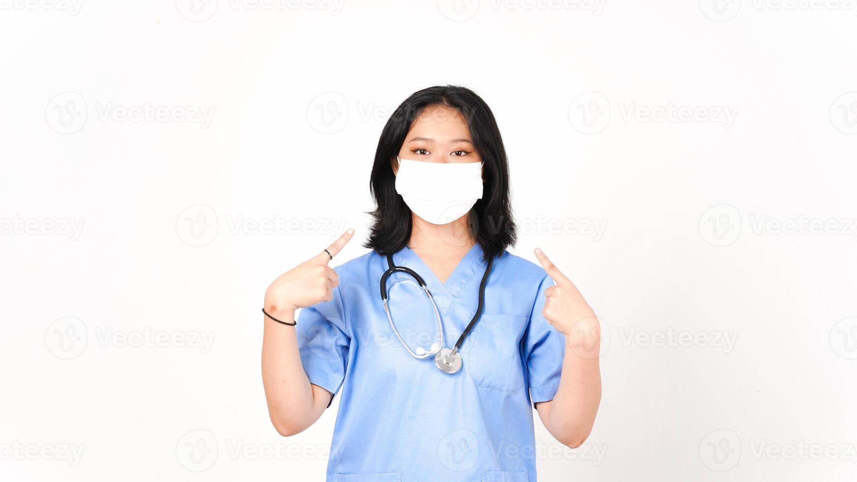 ung asiatisk kvinna läkare bär medicinsk mask rekommendation isolerat på vit bakgrund foto