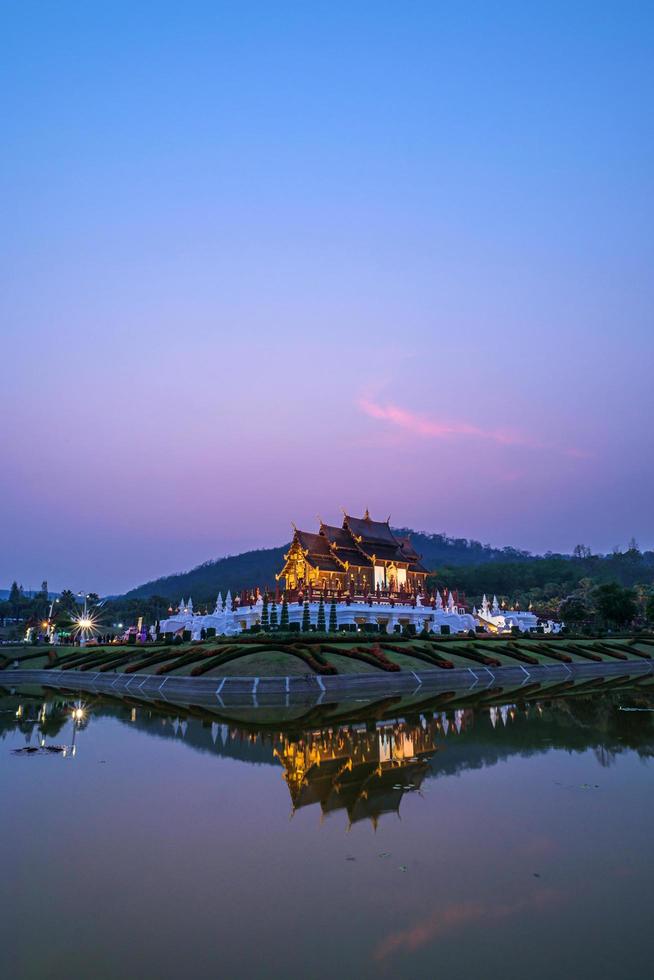 kunglig paviljongscen i skymningen i Chiang Mai, Thailand foto