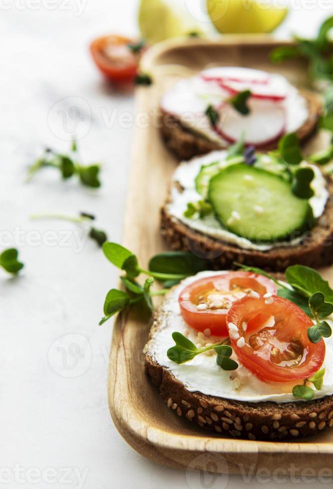 smörgåsar med friska grönsaker och mikrogrönsaker foto