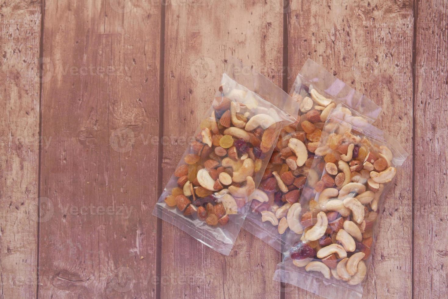 paket med blandade nötter på träbakgrund foto