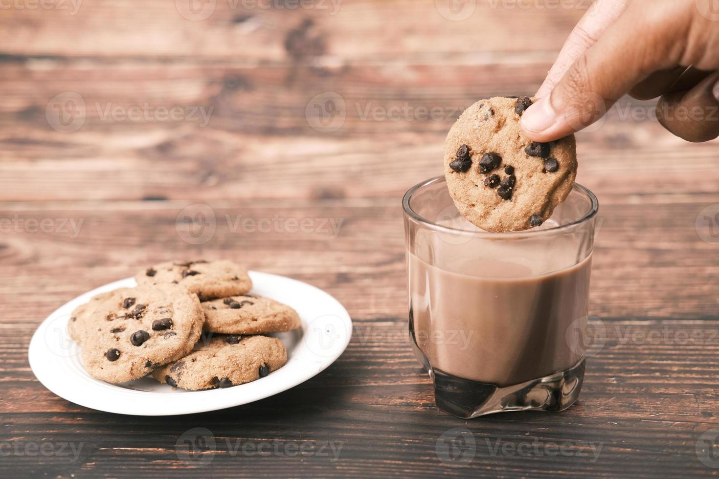 chokladmatlagning och ett glas chokladmilkshake på bordet foto