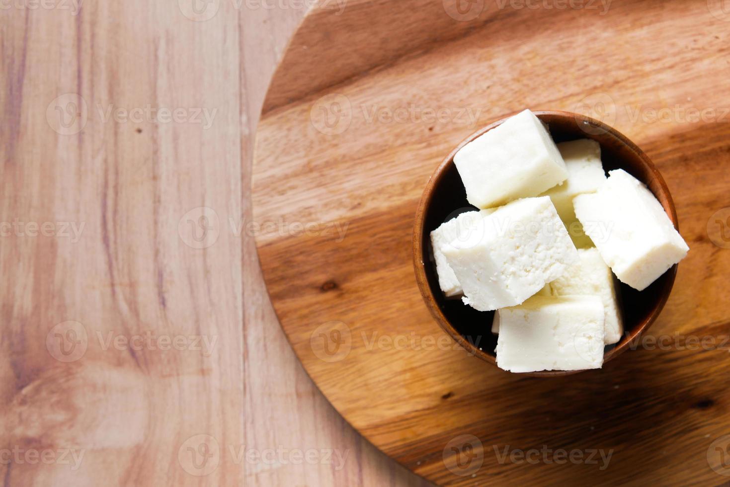 närbild av färsk ost i en skål på bordet foto