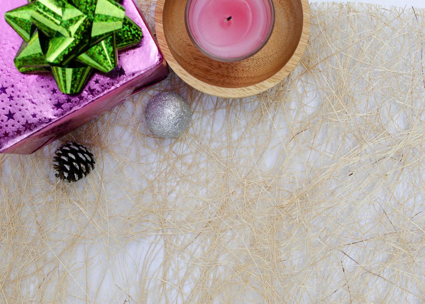 rosa ljus och presentförpackning med juldekorationsbakgrunder ovan foto