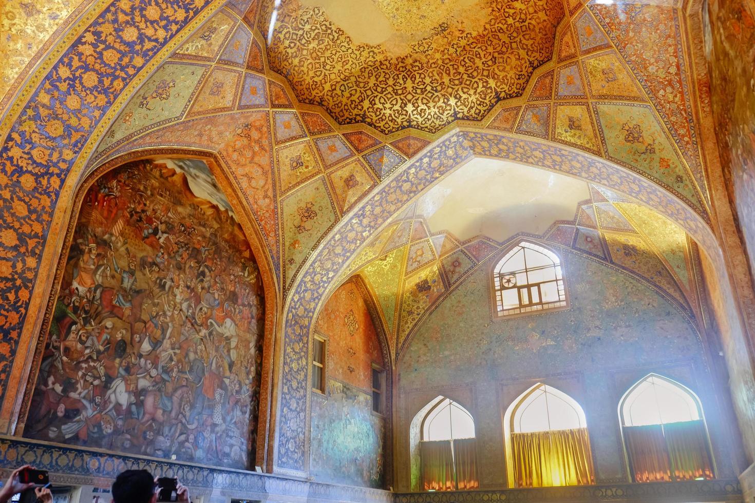 isfahan, Iran, 2016 - interiör i berömd gammal arkitektur. vacker prydnad vägg och tak inuti chehel sotoun palace. Unescos världsarvslista. foto