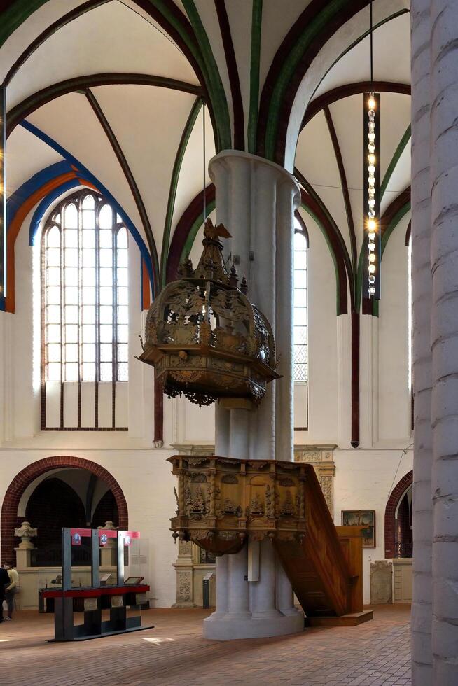 berlin, Tyskland, 2021 - ristade predikstol, renoverat helgon nicholas kyrka, nikolai distrikt, berlin, Tyskland foto