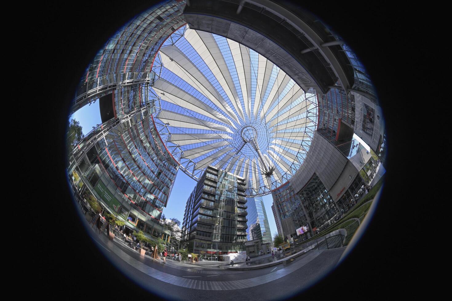 berlin, Tyskland, 2021 - tältade glas tak kupol med skyskrapor av de sony Centrum, fisköga, potsdam fyrkant, berlin, Tyskland foto