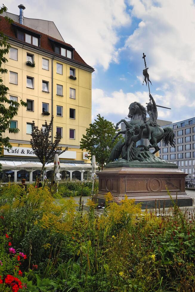 berlin, Tyskland, 2021 - staty av helgon george dräpa de drake, nikolai distrikt, berlin, Tyskland foto