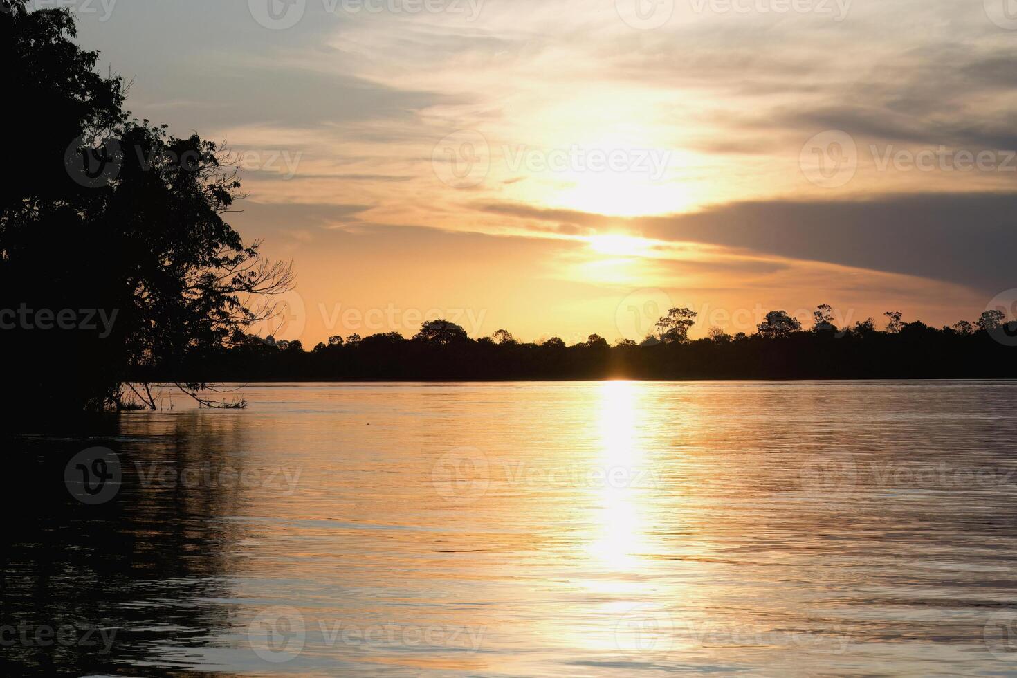 solnedgång på amana flod, ett amazon biflod, amazonas stat, Brasilien foto
