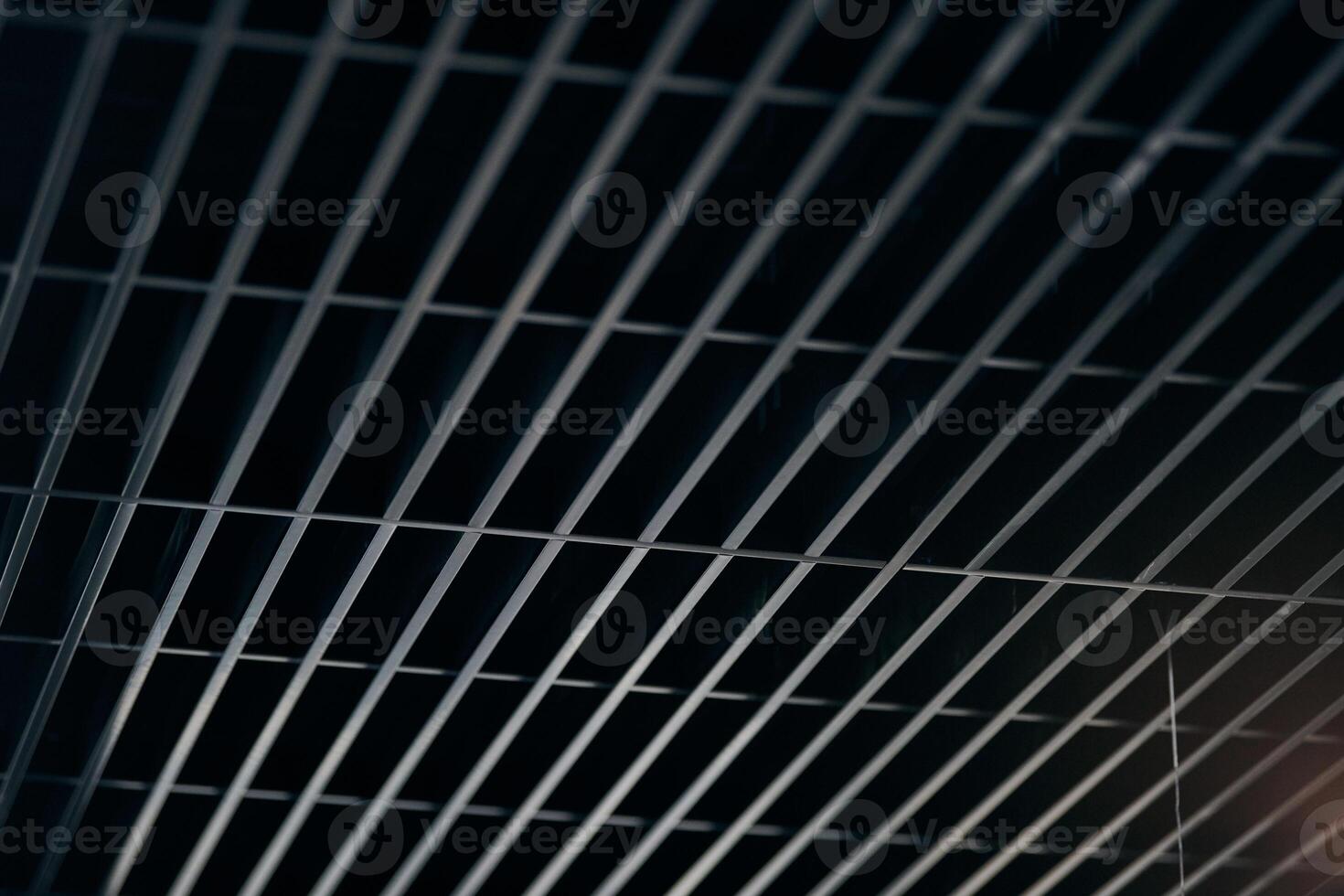 kontorsgaller tak. modernt svart metallgallertak, hängande beklädnad. abstrakt design textur. foto
