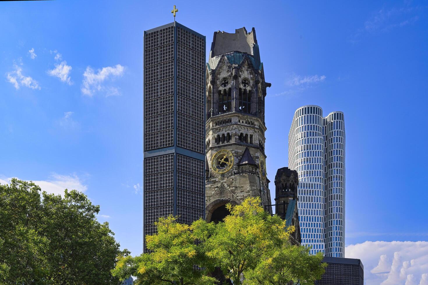 berlin, Tyskland, 2021 - kaiser Wilhelm minnesmärke kyrka, kurfurstendamm, Charlottenburg, berlin, Tyskland foto