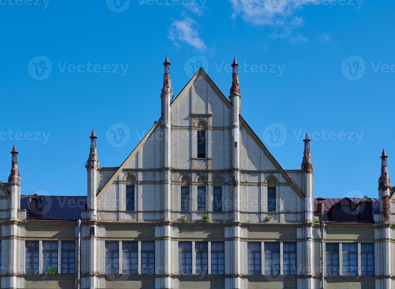 övergiven byggnad exteriör. Fasad av före detta fabrik vit tegel byggnad. dag ljus. foto