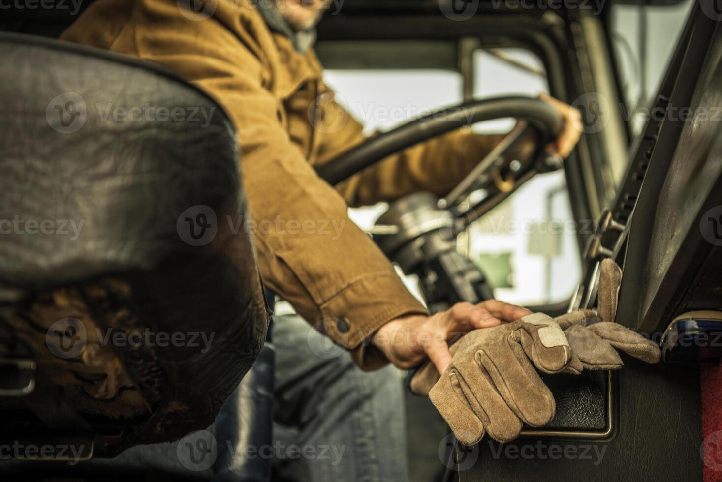 semi lastbil förare Bakom hans klassisk lastbil styrning hjul foto