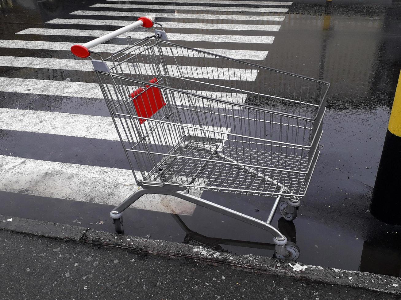 vagnar för matvaror står nära en stormarknad på gatan foto