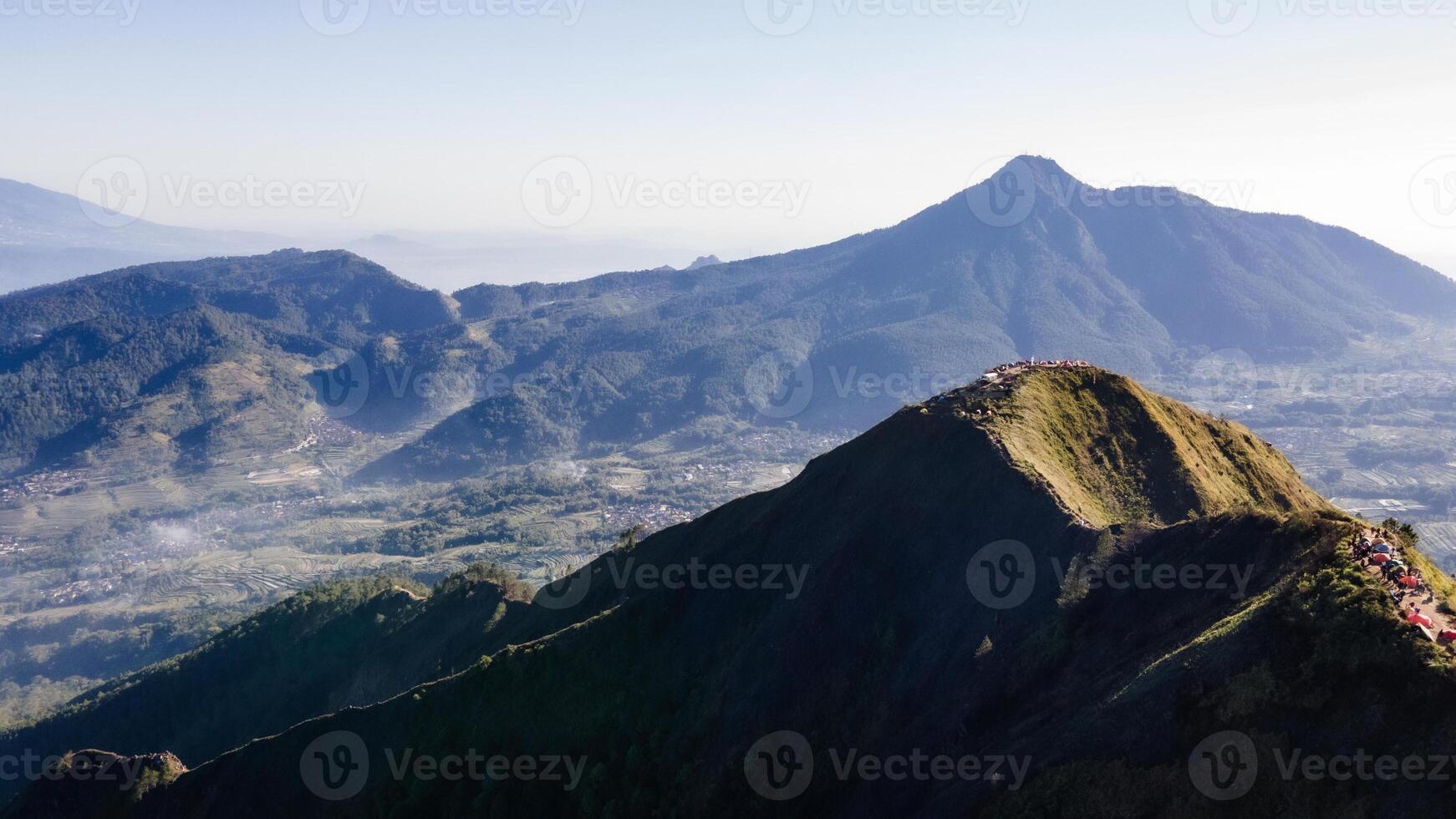 antenn se av de topp av montera andong i magelang i de morgon. du kan ser klättrare camping mellan de berg sluttningar foto