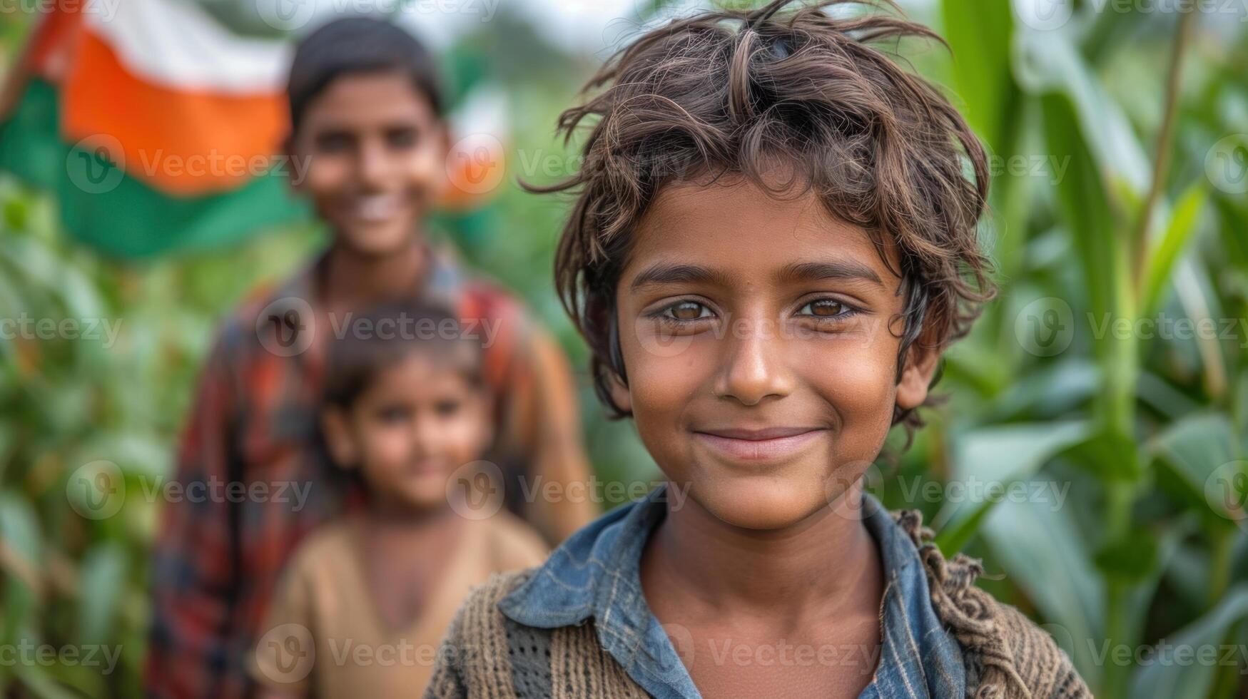 ai genererad porträtt av indisk pojke och barn leende på kamera med Indien flagga i bakgrund majs fält. foto