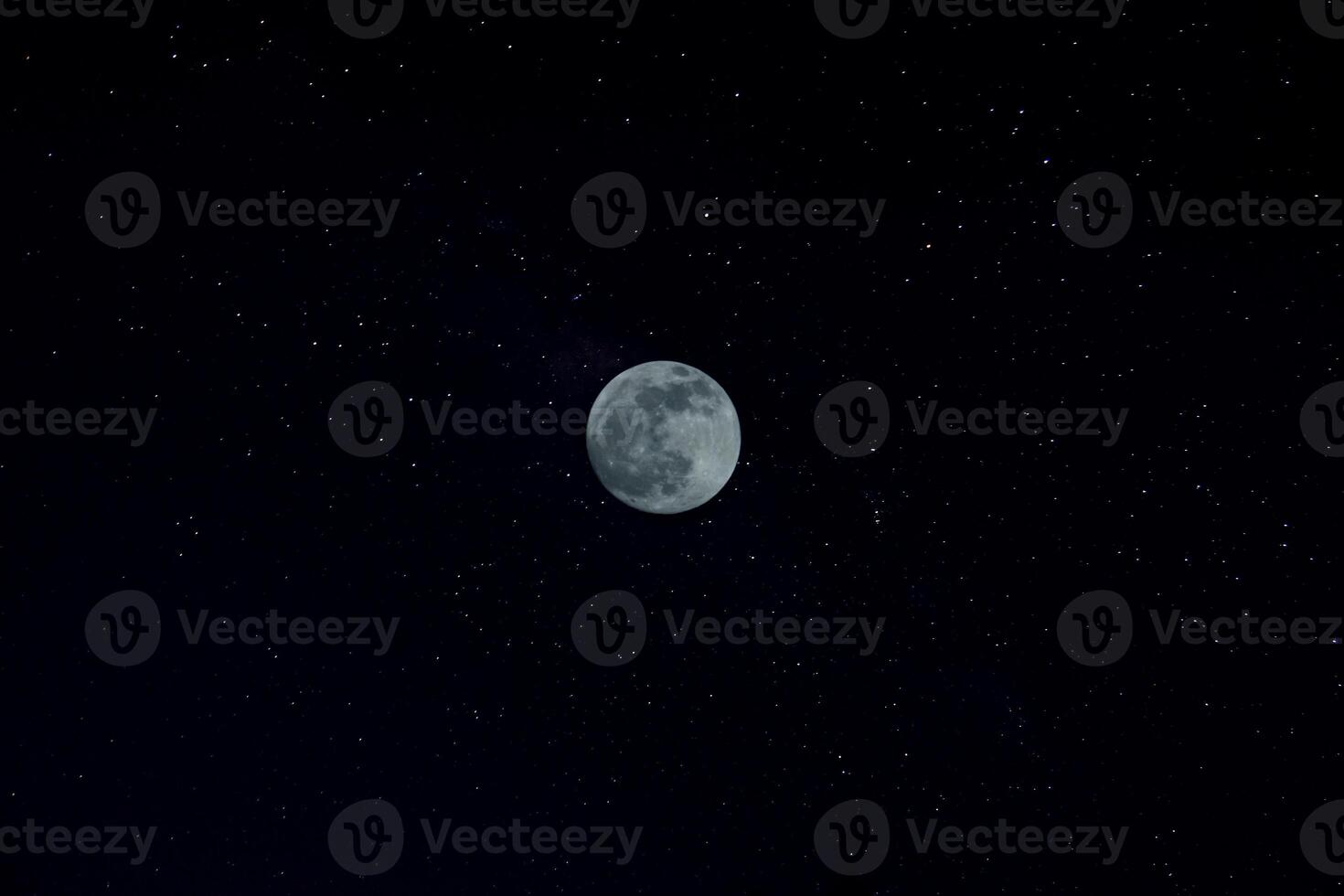 natt himmel och de måne. foto