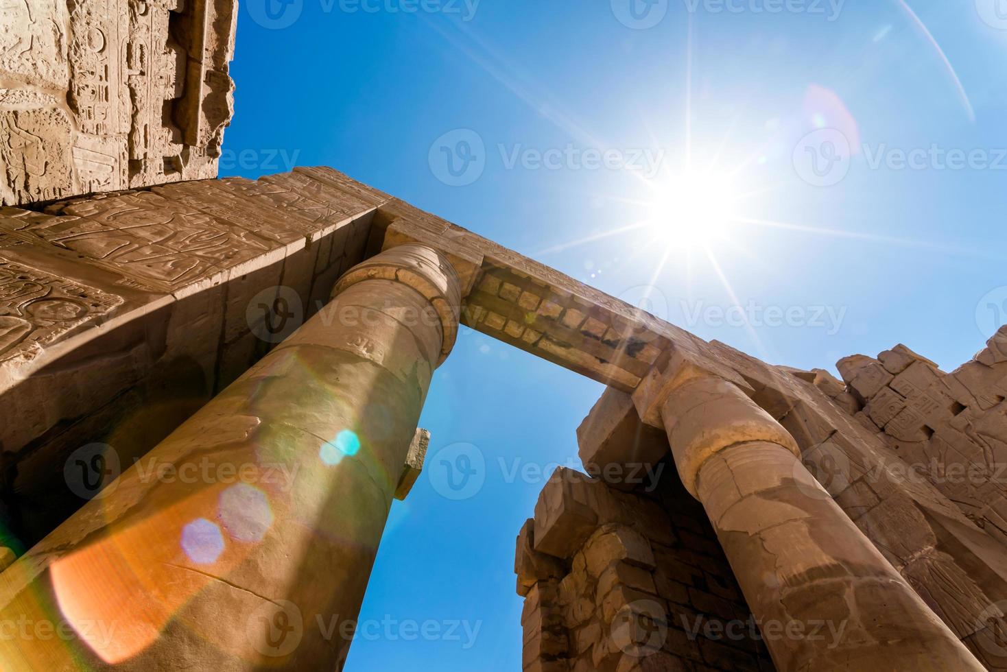 antika kolumner i ett karnak-tempel i luxor foto