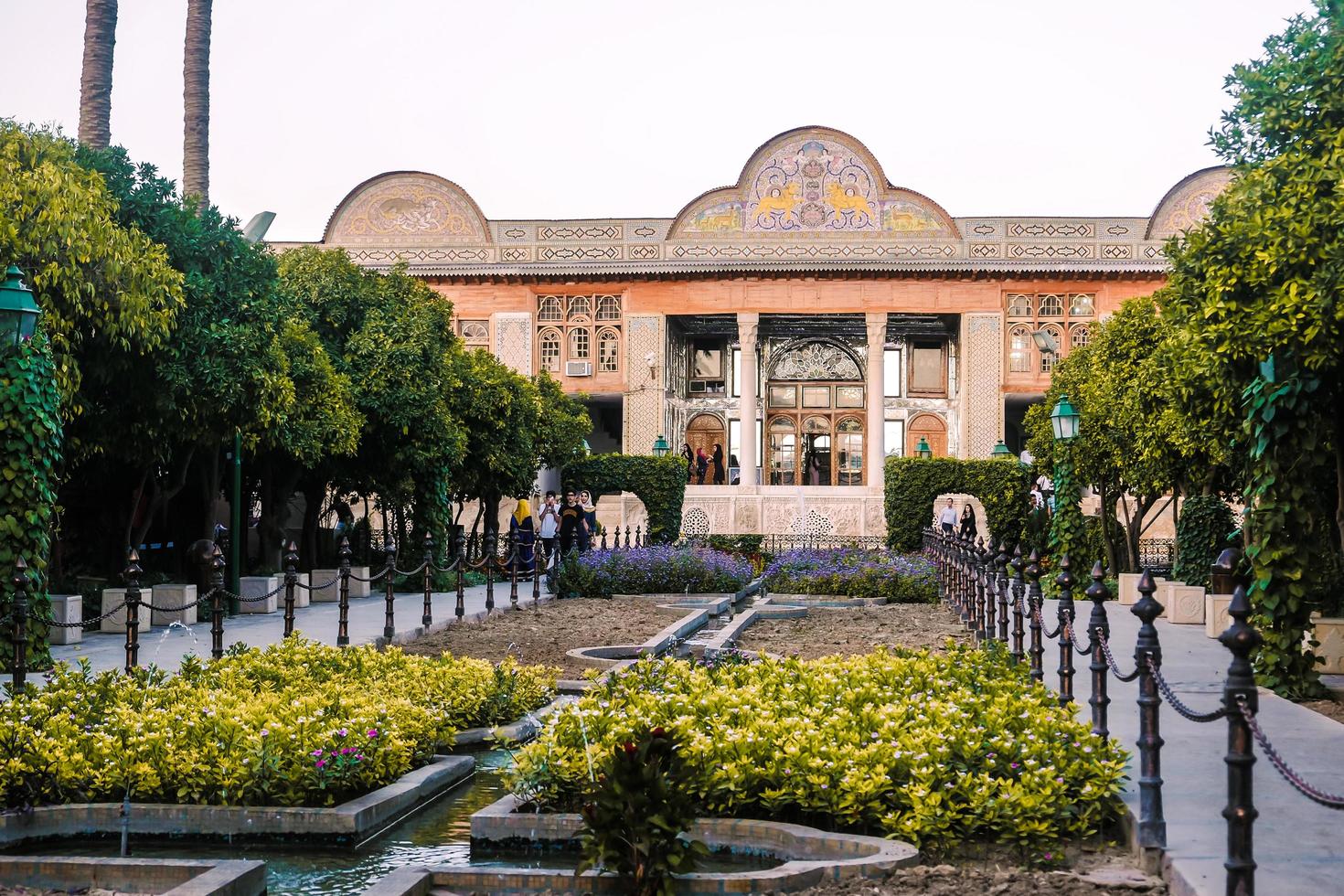 shiraz, iran, 2016 - fasad av det persiska narenjestan e ghavam- eller qavamhuset med eramträdgård foto