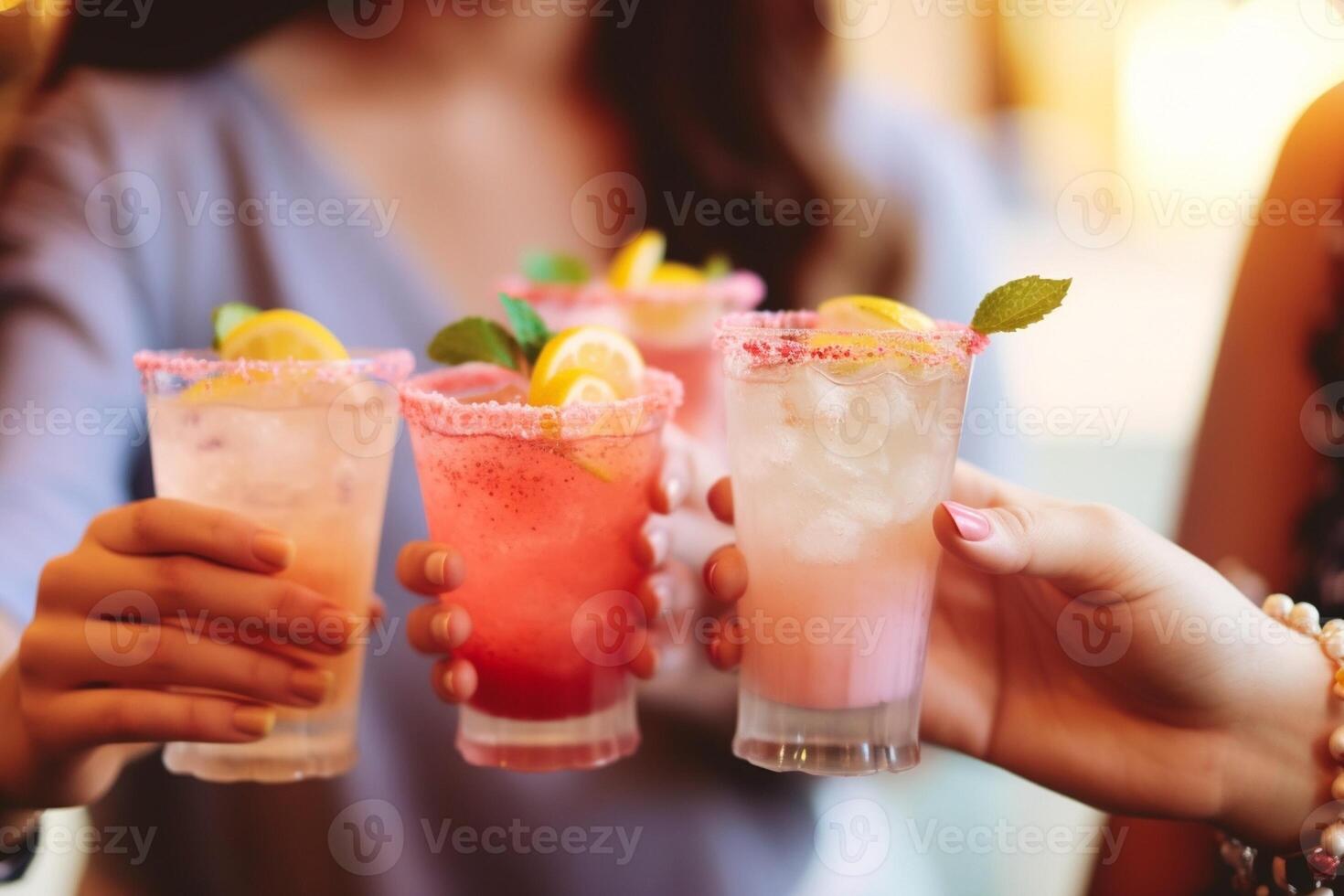 ai generativ Lycklig vänner grupp glädjande mojito drycker på fint bar restaurang ung människor har roligt toasting cocktail glasögon njuter Lycklig timme på taket pub fest tid liv stil och foto