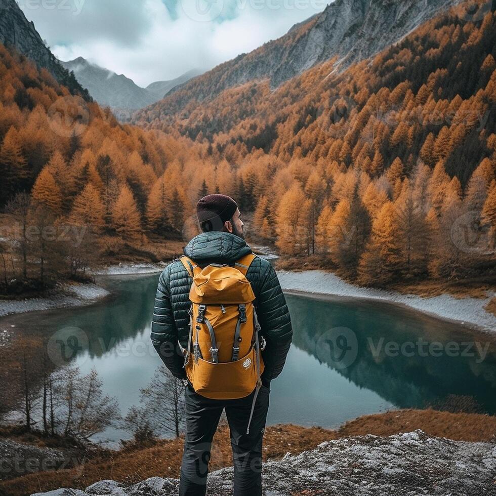 ai generativ bak- se porträtt av en vandrare med vapen utsträckt besöker alpina sjö på braies Italien Lycklig vandrare bär gul jacka och ryggsäck njut av de natur landskap på höst wander foto