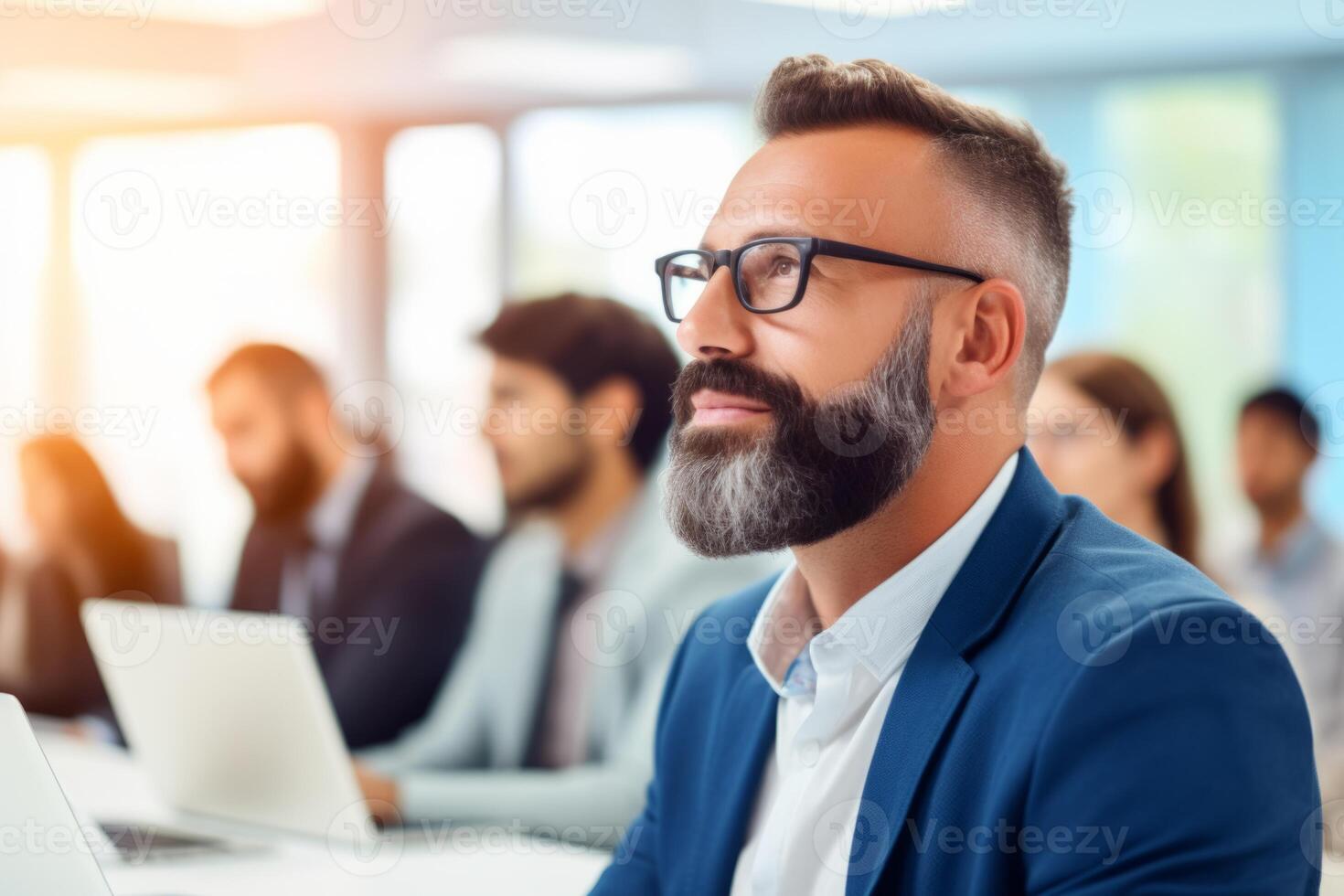 ai genererad porträtt allvarlig stilig caucasian vuxen affärsman manlig man ser distans tänkande lära sig. studerande lyssnande lärare universitet utbildning företagande publik företags- lektion foto