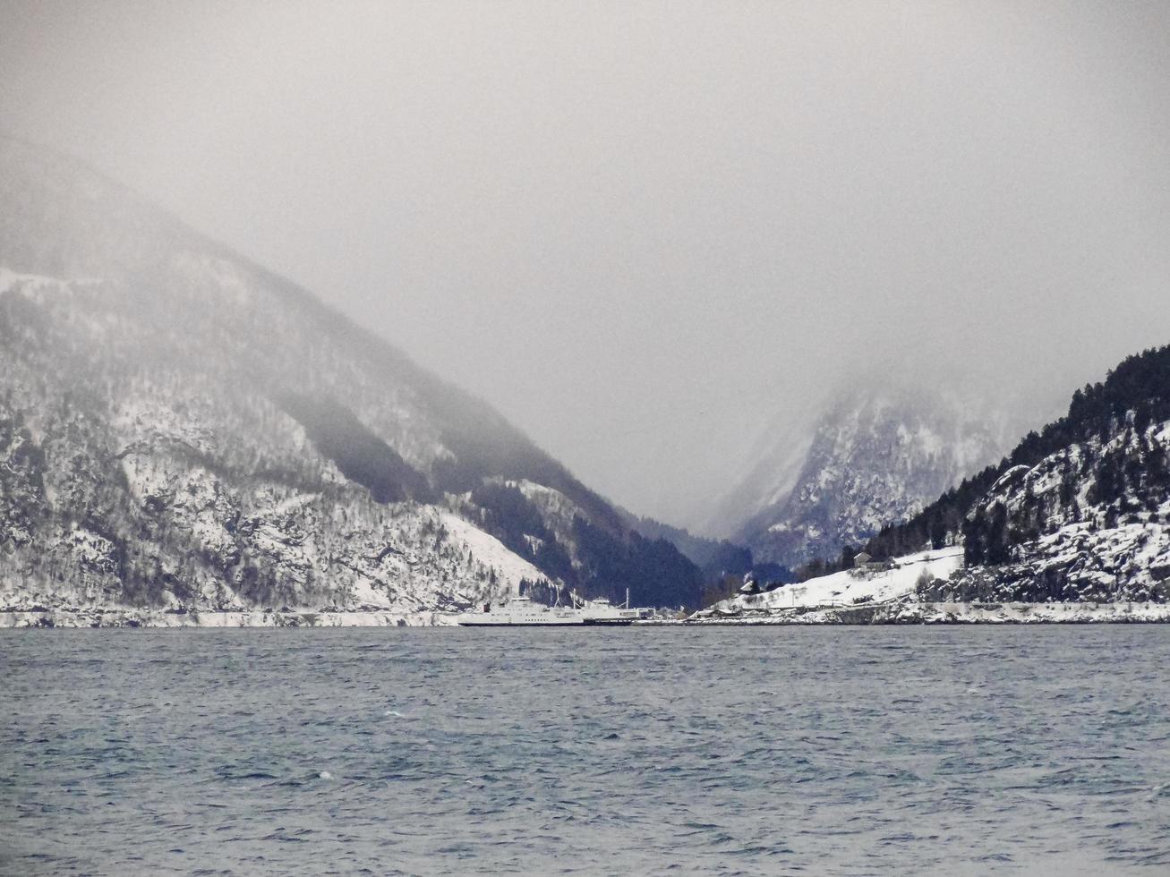 vinterlandskap fjord soluppgång solnedgång, norge. färja vangsnes till balestrand. foto