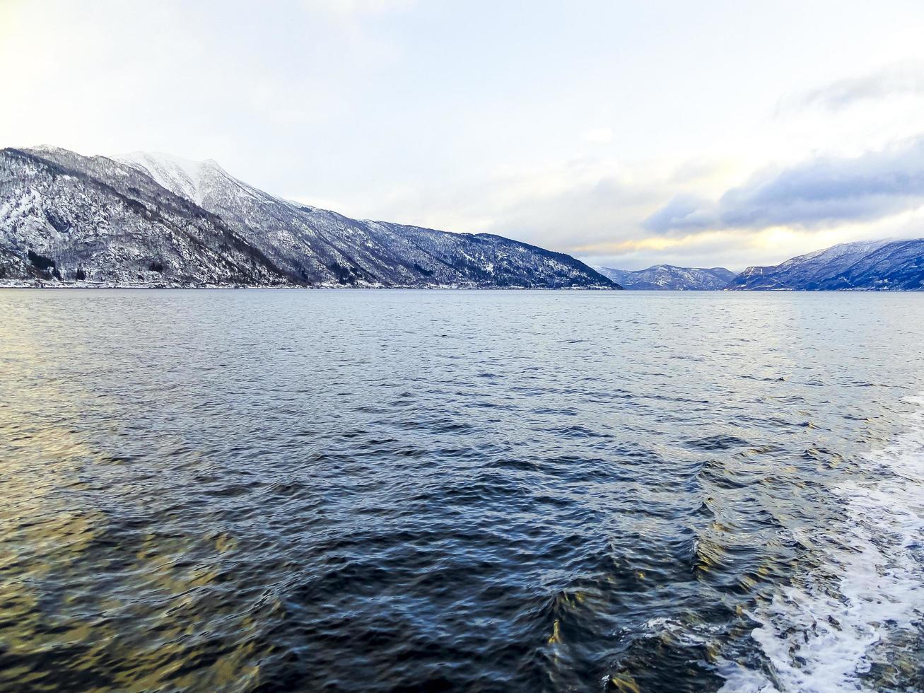 vinterlandskap fjord soluppgång solnedgång, norge. färja vangsnes till balestrand. foto