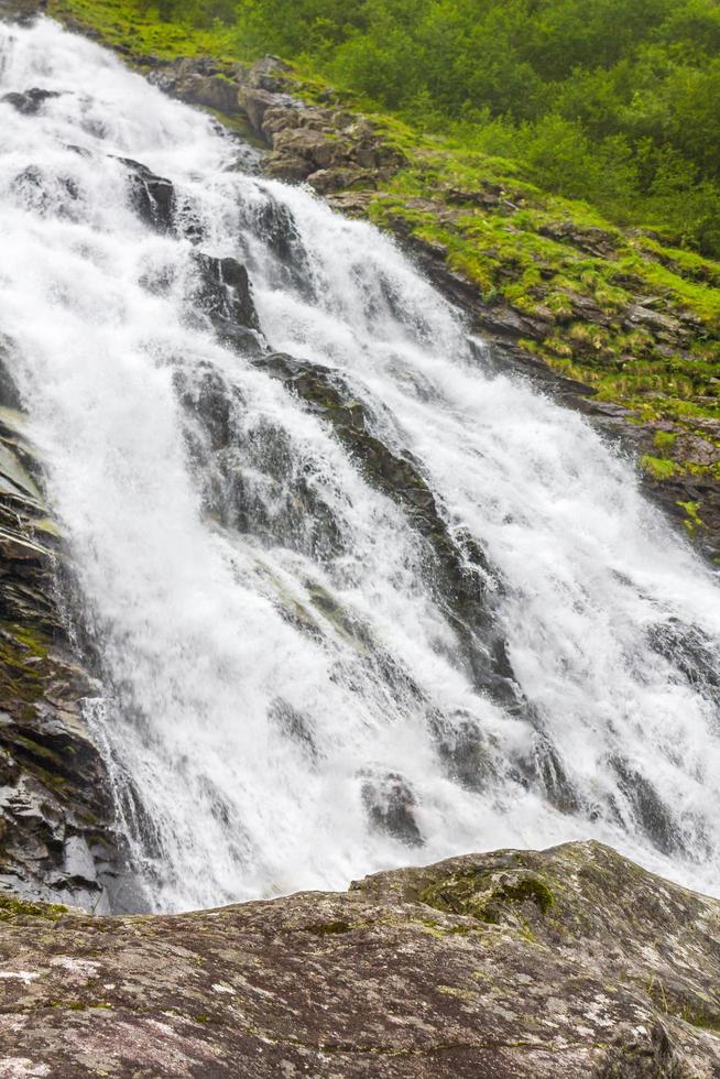 vackra hjellefossen vattenfall utladalen ovre ardal norge. vackraste landskap. foto