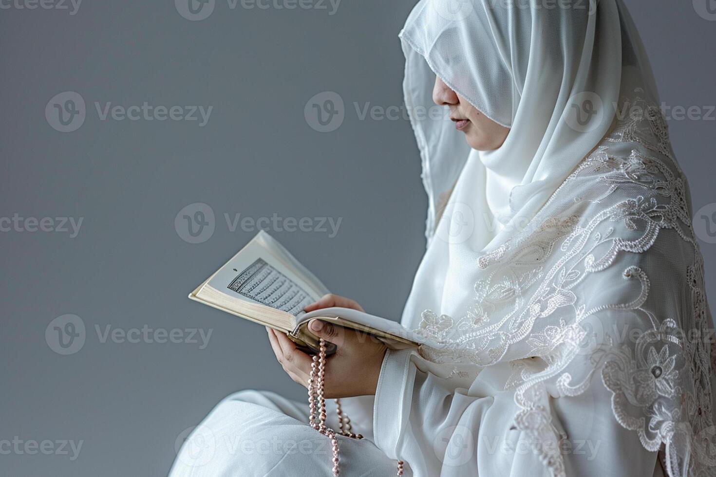 ai genererad muslim kvinna bön- med quran med generativ ai foto