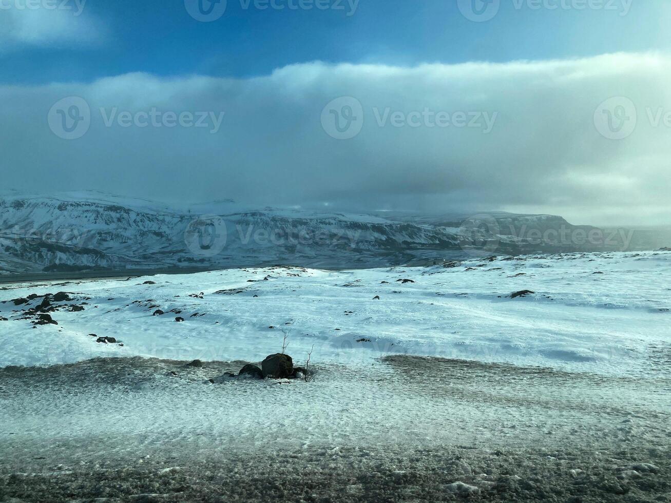 en se av de island landsbygden i de vinter- täckt med snö nära de Gulfos vattenfall foto