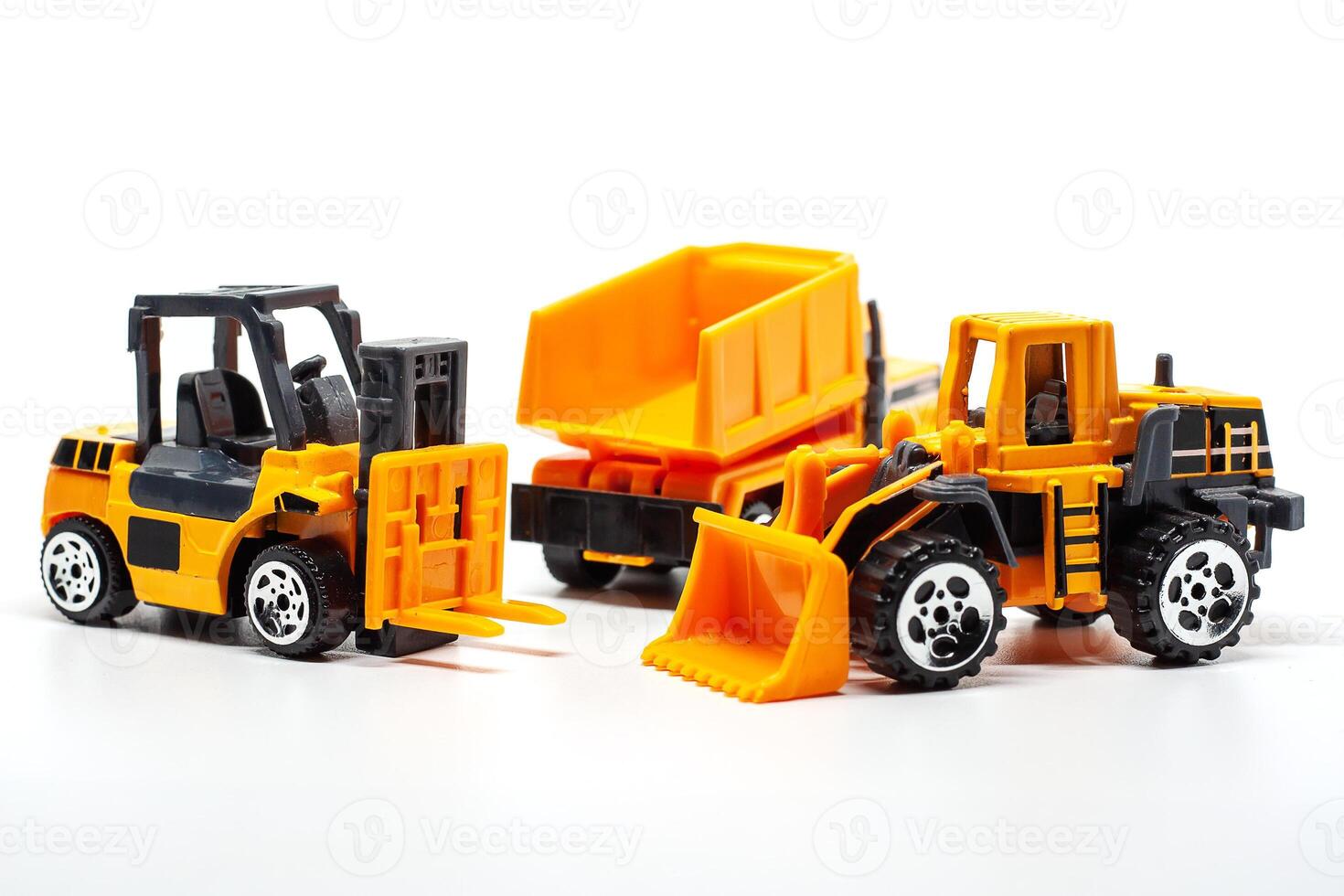 en gul leksak tung maskineri inkluderar dumpa lastbil, bulldozer och gaffeltruck på vit bakgrund foto