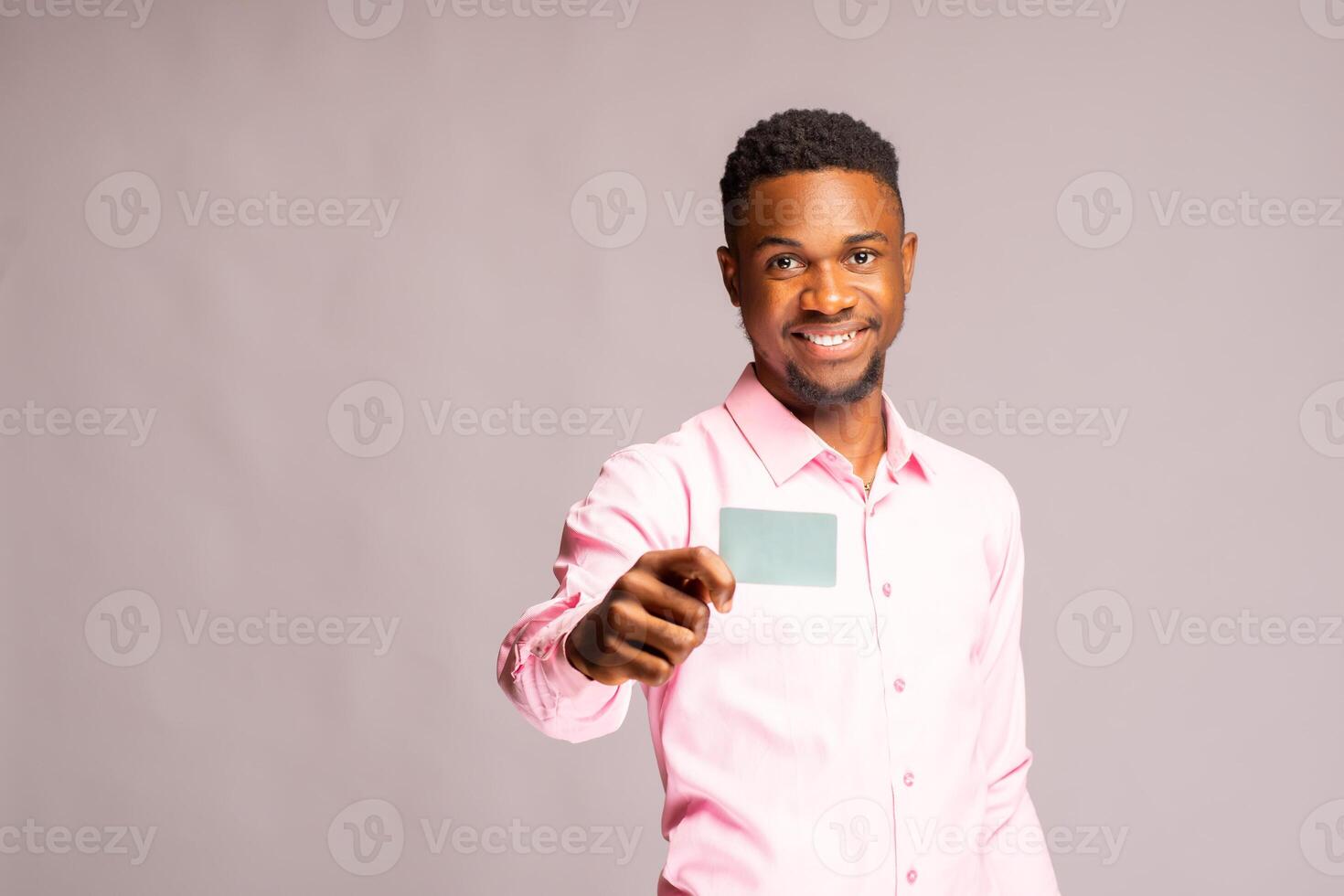 stänga upp av en stilig afrikansk man innehav hans väljarna kort foto