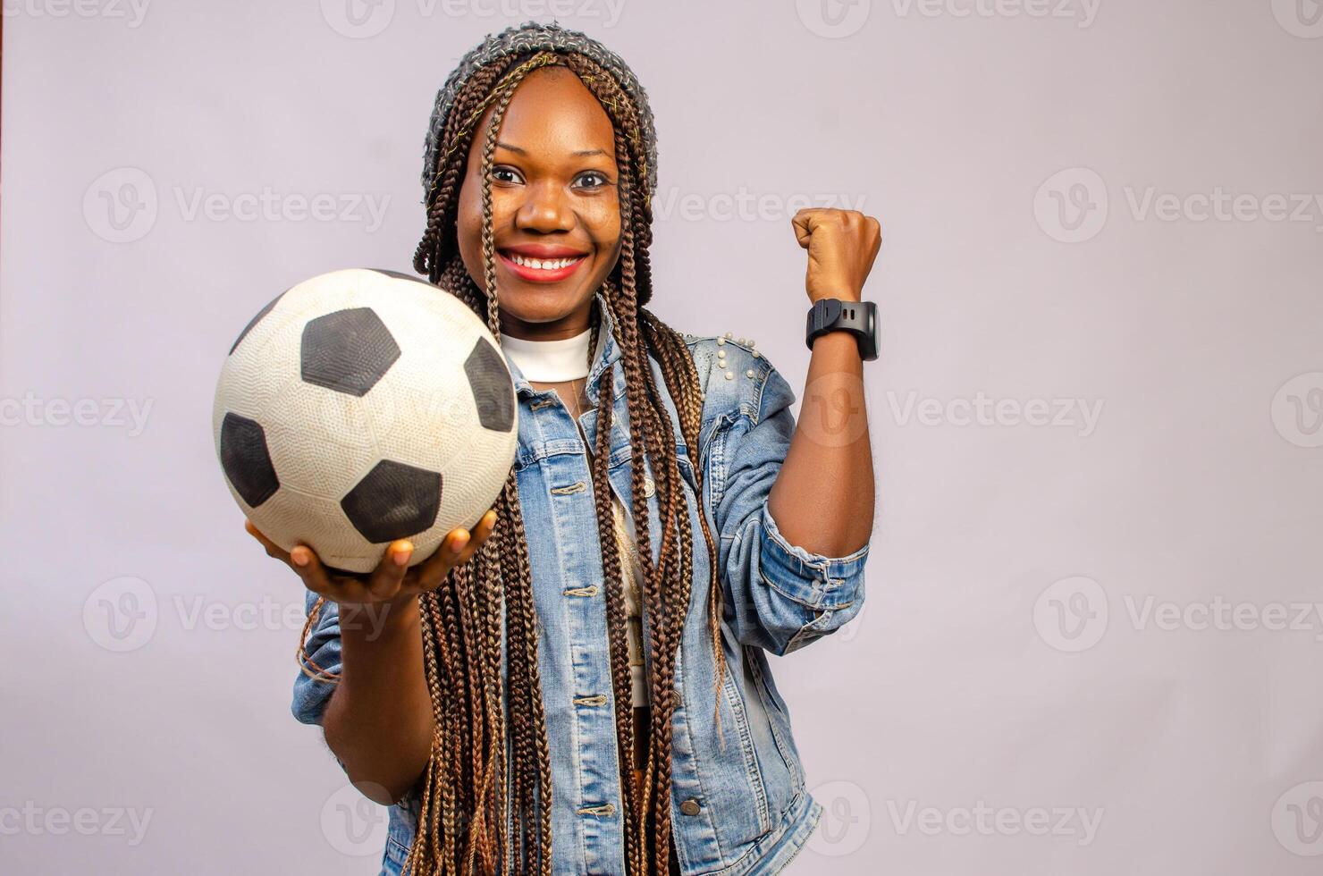 Foto av sportig attraktiv lady höja tumme fingrar upp rådgivning Häftigt sätt tjäna pengar sporter slå vad håll läder boll ha på sig fotboll enhetlig t-shirt shorts isolerat vit Färg bakgrund