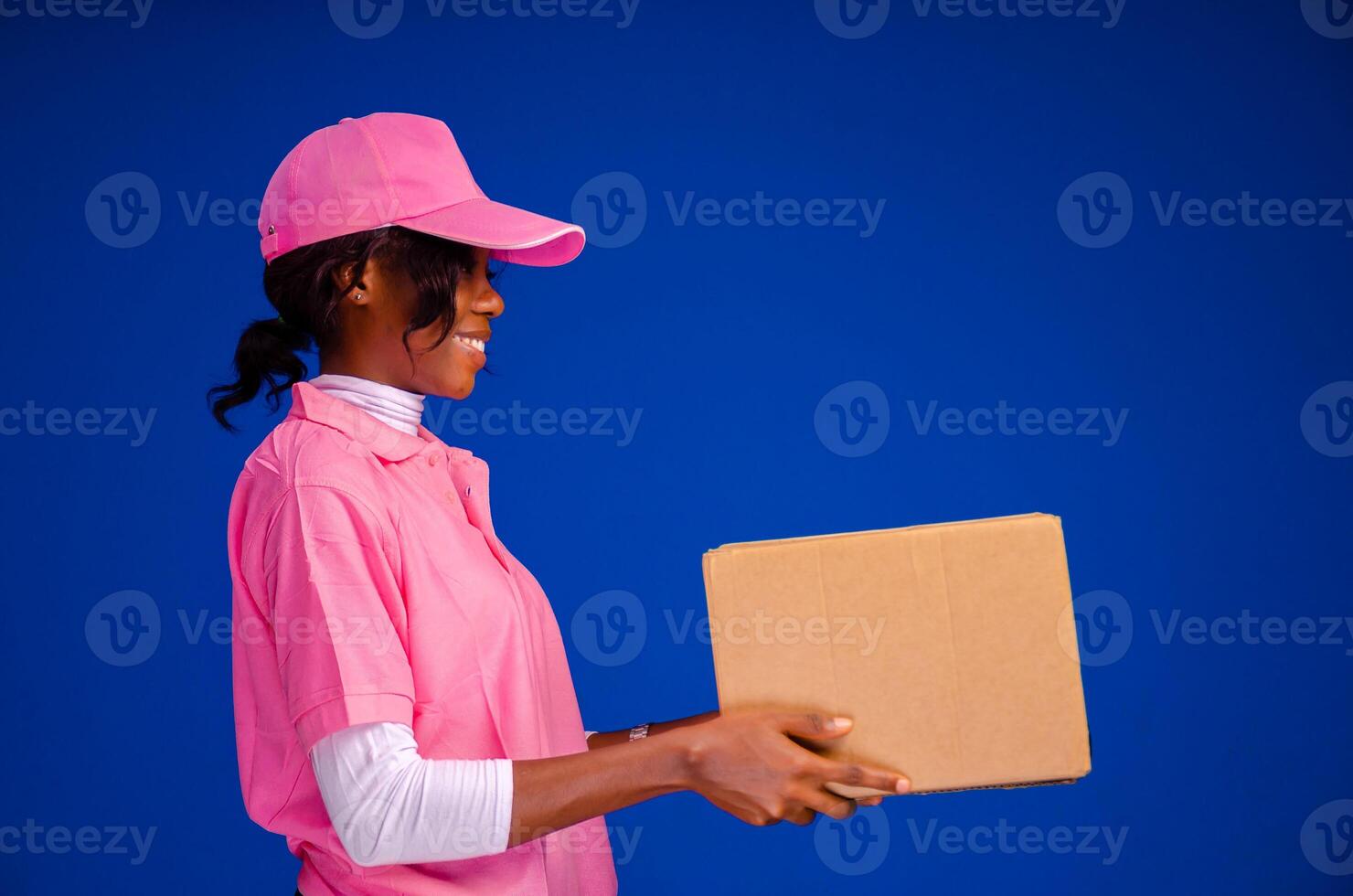 skön afrikansk leverans kvinna innehav en paket foto