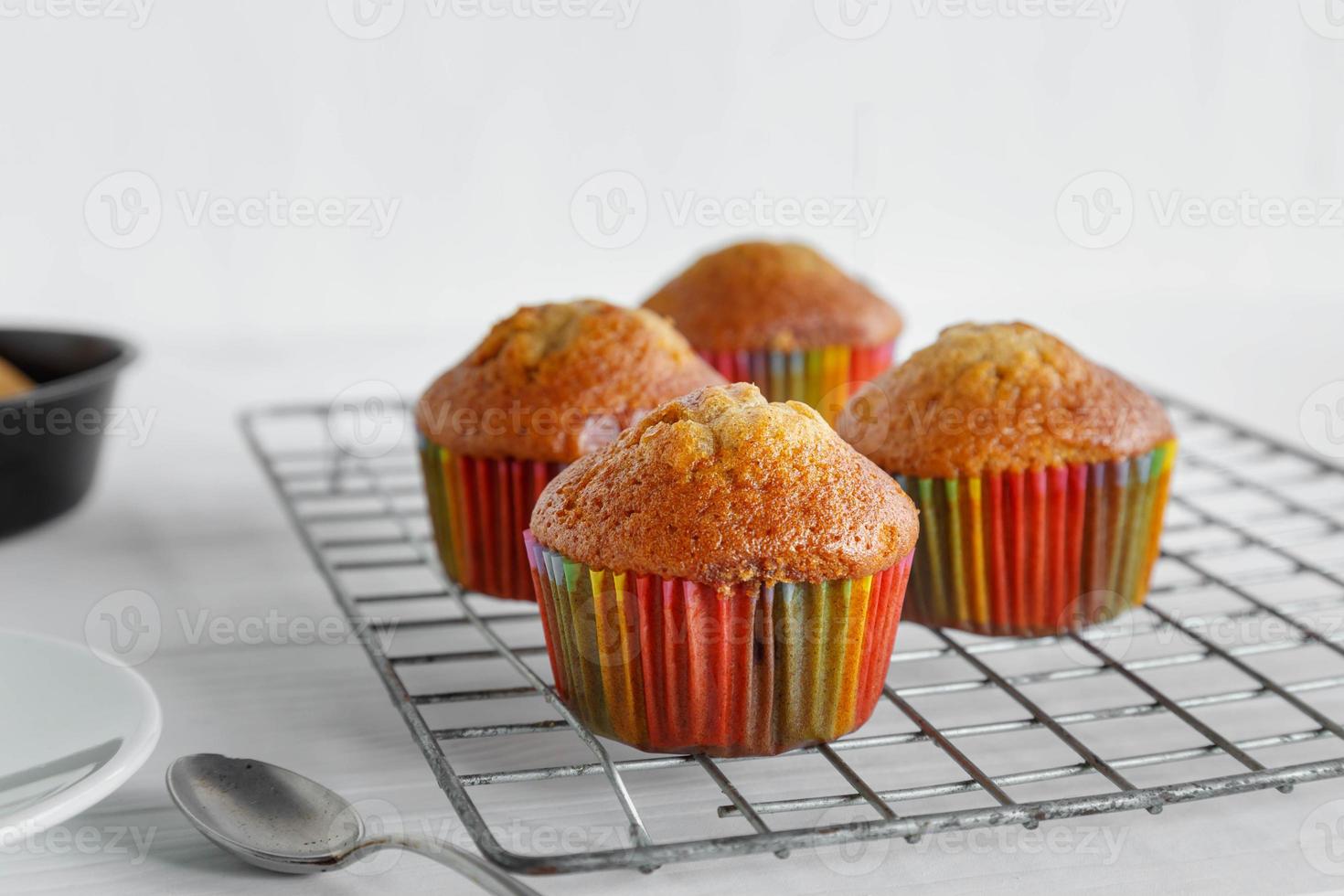 hemgjorda muffins och kaffekopp på vitt bord foto